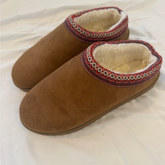 Shoes - Like new Off-Brand Cozy Brown Women's Slippers